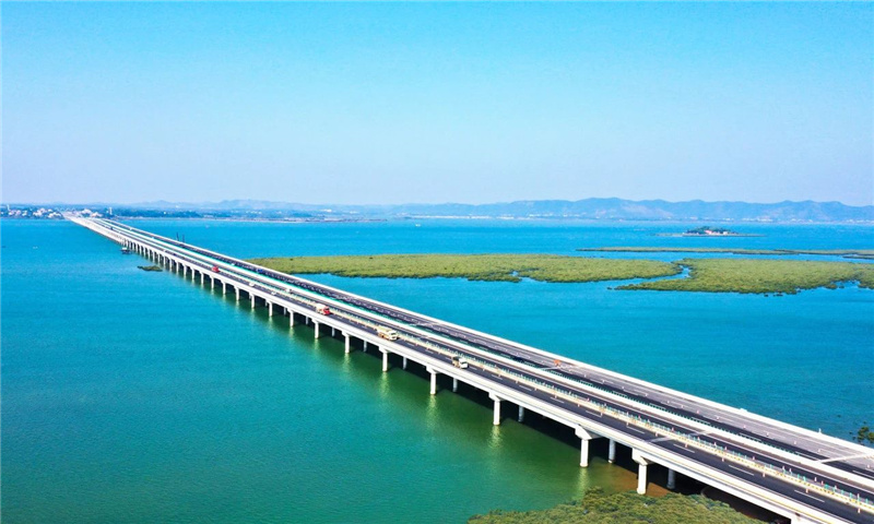 蘭州至?？诟咚俟窂V西欽州至北海段改擴建工程鐵山港跨海特大橋.jpg